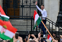 Péter Magyar počas ním vedeného protivládneho protestu v Budapešti. FOTO: Reuters