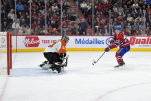 Juraj Slafkovský (Montreal) strieľa svoj tretí gól v zápase proti tímu Philadelphia Flyers. FOTO: Reuters