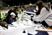 Predstavitelia Národnej volebnej komisie spočítavajú hlasovacie lístky počas parlamentných volieb v Soule. FOTO: Reuters