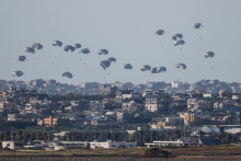 Humanitárna pomoc padá oblohou smerom k pásmu Gazy. FOTO: Reuters