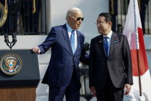 Americký prezident Joe Biden sa rozpráva s japonským premiérom Fumiom Kishidom. FOTO: Reuters