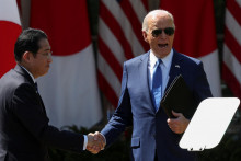 Americký prezident Joe Biden si podáva ruku s japonským premiérom Fumiom Kishidom. FOTO: Reuters