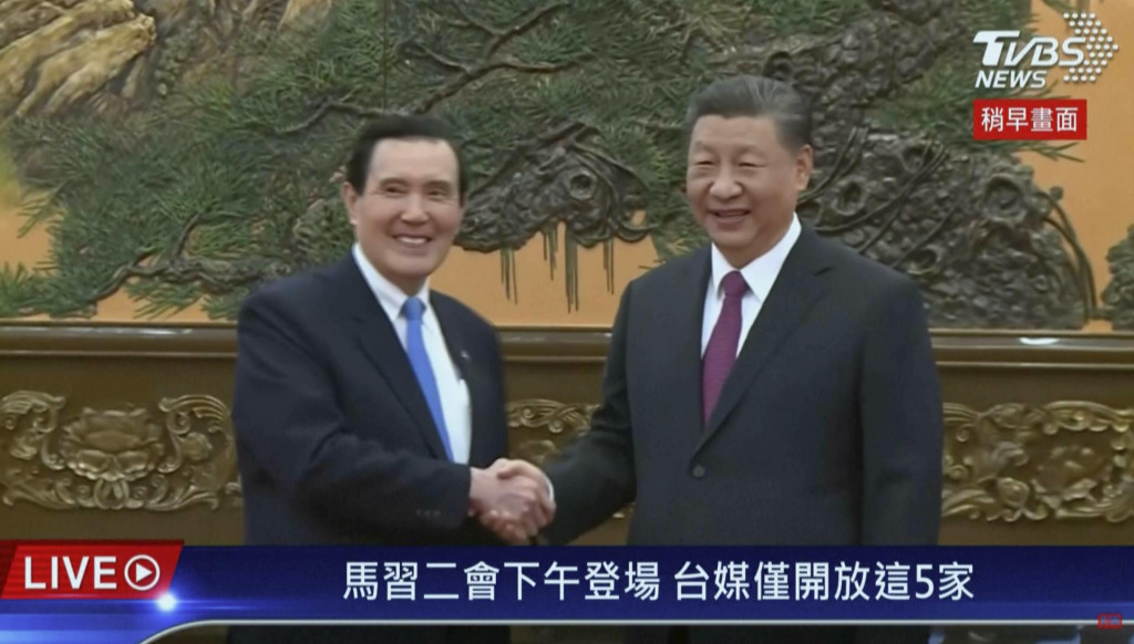 Čínsky prezident Si Ťin-pching (vpravo) a bývalý taiwanský prezident Ma Jing-ťiou. FOTO: TASR/AP