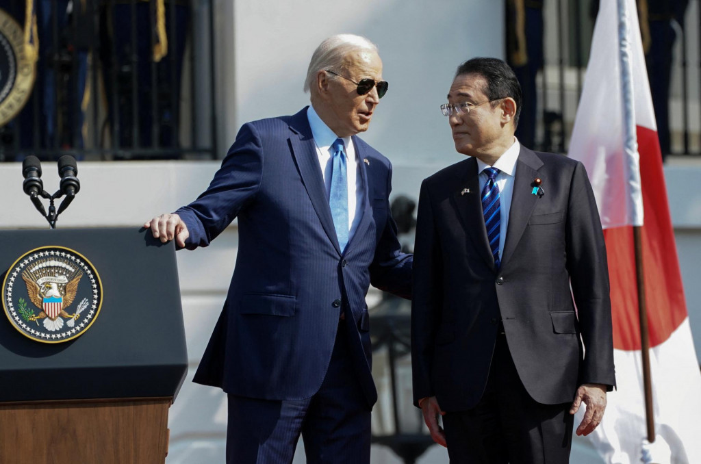 Americký prezident Joe Biden sa rozpráva s japonským premiérom Fumiom Kishidom. FOTO: Reuters