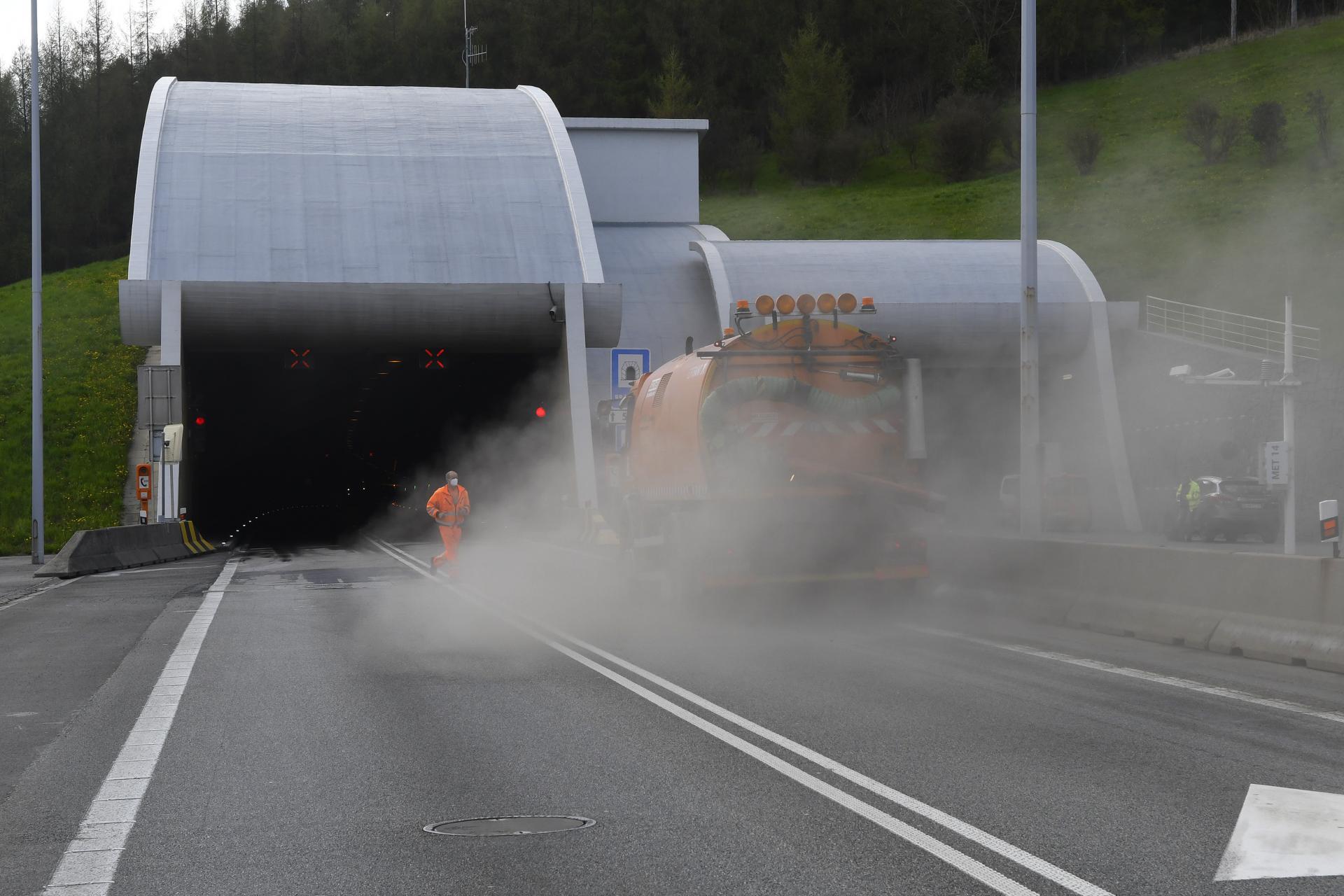 Diaľnicu pred tunelom Branisko uzatvorili. Dôvodom je požiar dvoch nákladných áut