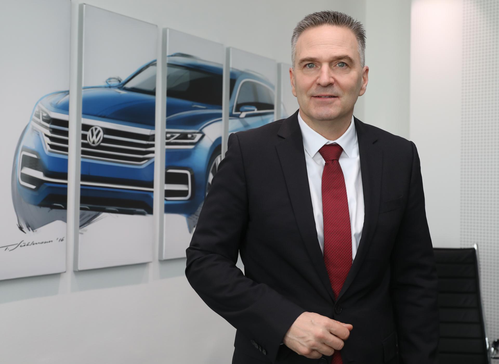 Šéf VW pre HN: Najlepší zamestnanec je Slovák. Iné riešenie ako dovoz pracovnej sily však aktuálne nie je