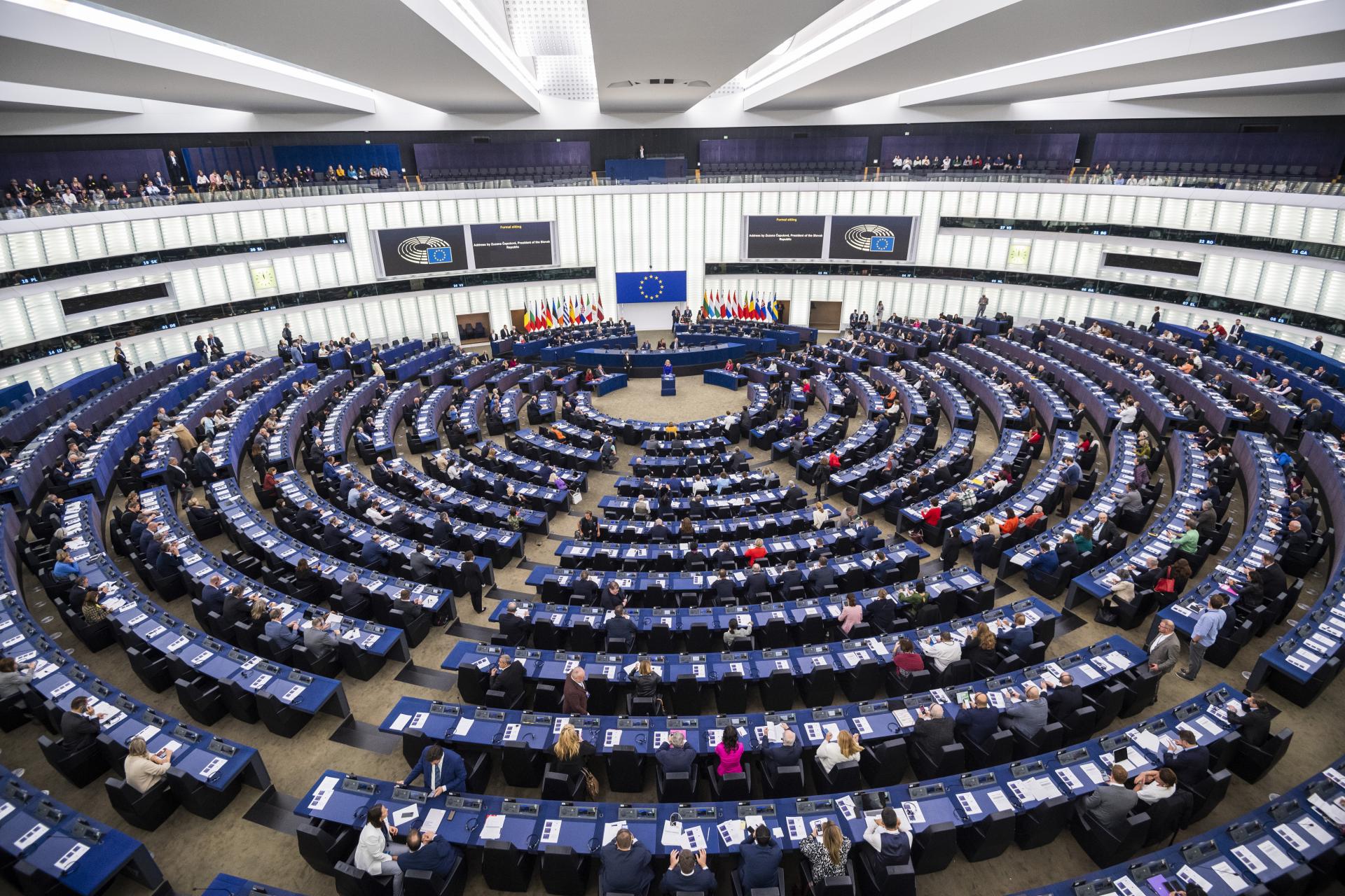 Poslanci europarlamentu schválili reformu trhu s elektrinou, má chrániť spotrebiteľa pred kolísaním cien 