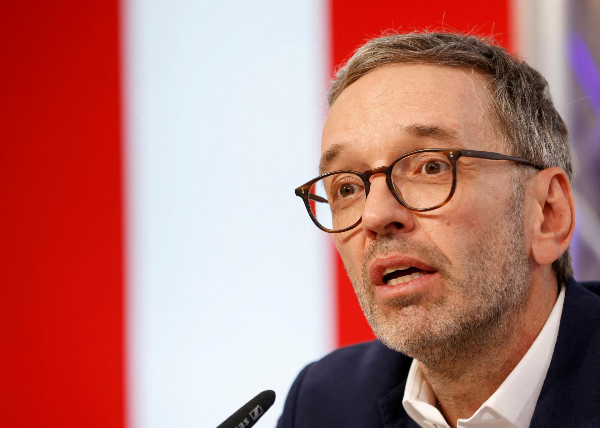 Rakúskom otriasa špionážny škandál. Populistická strana FPÖ čelí pred voľbami obvineniam zo zneužitia moci