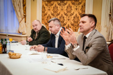 Rudolf Huliak, Andrej Danko a Tomáš Taraba na rokovaní koaličnej rady. FOTO: Úrad vlády