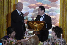 Americký prezident Joe Biden (vľavo) a japonský premiér Fumio Kišida si pripíjajú počas štátnej večere v Bielom dome vo Washingtone. FOTO: TASR/AP