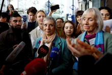Anne Mahrer a Rosmarie Wyder-Walti, zo švajčiarskej skupiny starších žien Senior Women for Climate Protection, hovoria s novinármi po verdikte súdu v kauze klimatických zmien Verein KlimaSeniorinnen Schweiz a iní proti Švajčiarsku na Európskom súde pre ľudské práva v Štrasburgu. FOTO: REUTERS