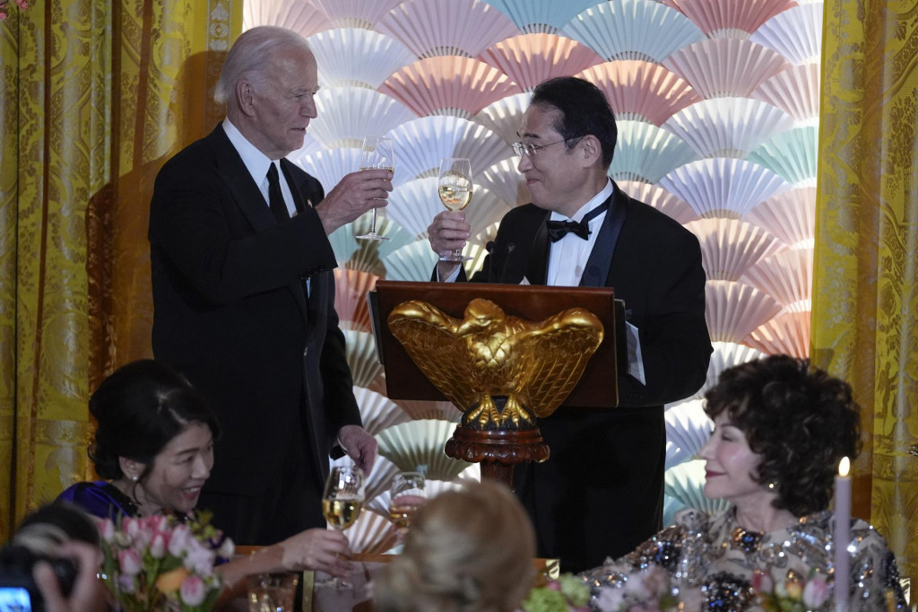 Americký prezident Joe Biden (vľavo) a japonský premiér Fumio Kišida si pripíjajú počas štátnej večere v Bielom dome vo Washingtone. FOTO: TASR/AP