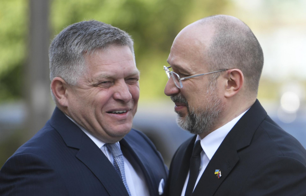 Predseda vlády Robert Fico (vľavo) a predseda vlády Ukrajiny Denys Šmyhaľ. FOTO: TASR/František Iván