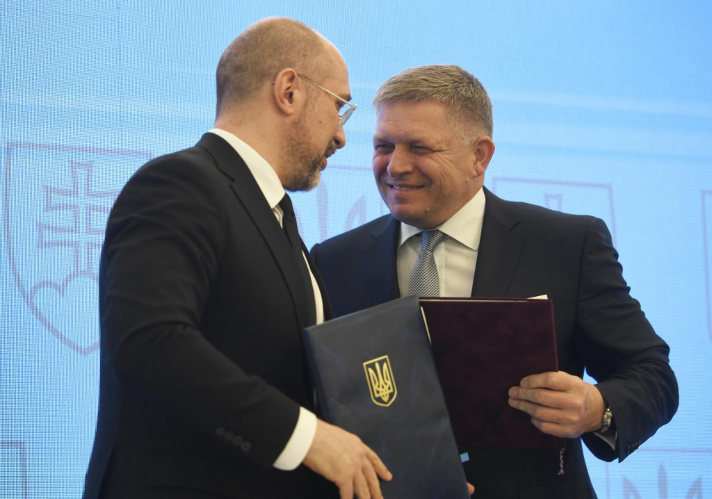 Predseda vlády Ukrajiny Denys Šmyhaľ a predseda vlády Robert Fico po podpise memoranda. FOTO: TASR/František Iván