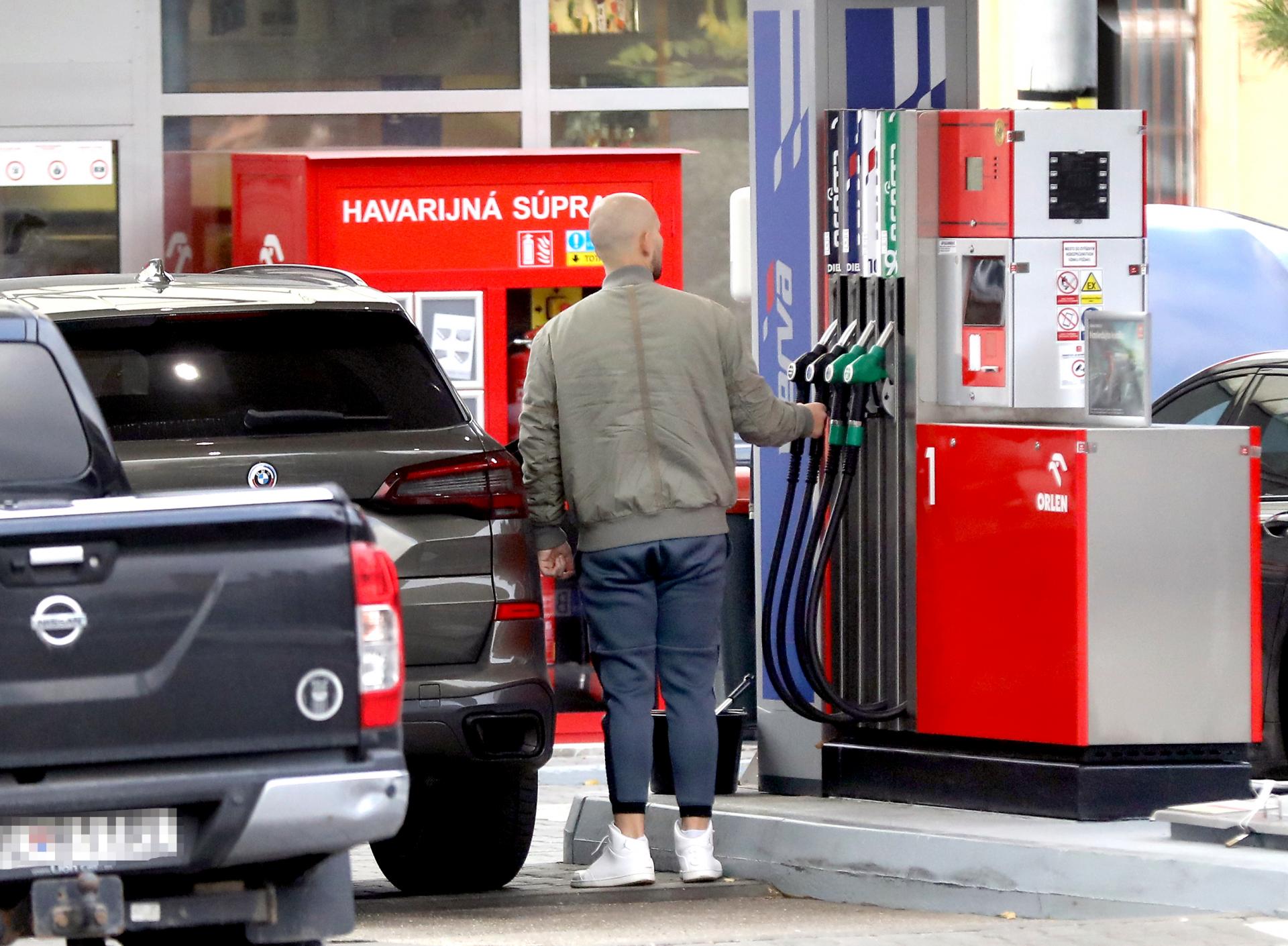 Benzín na Slovensku zdražel na nové maximum od septembra, stojí výrazne viac ako v Česku