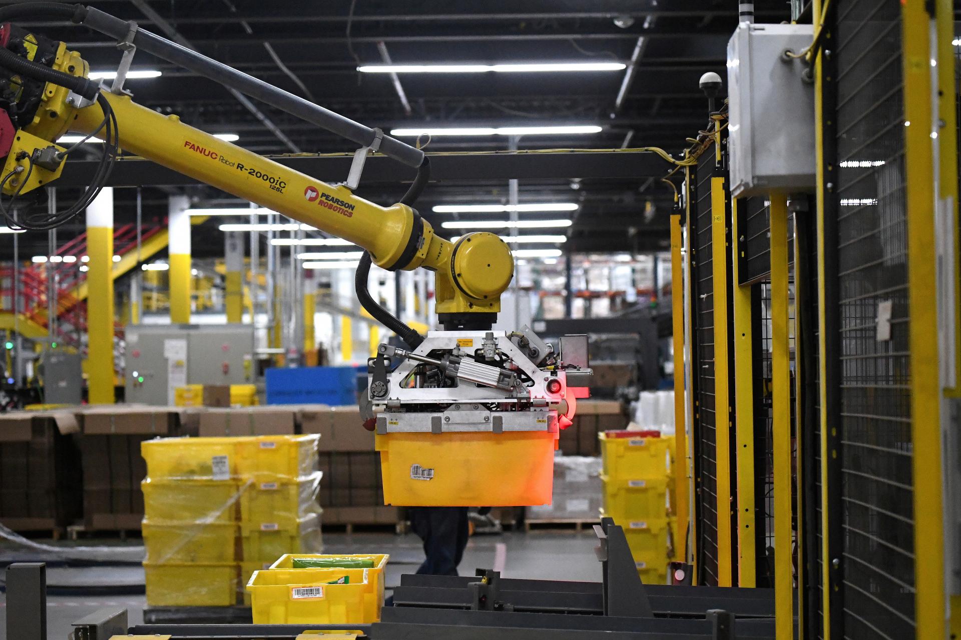 Že roboti kradnú prácu je mýtus, nové technológie zvyšujú význam úlohy ľudí, vraví manažér Amazonu