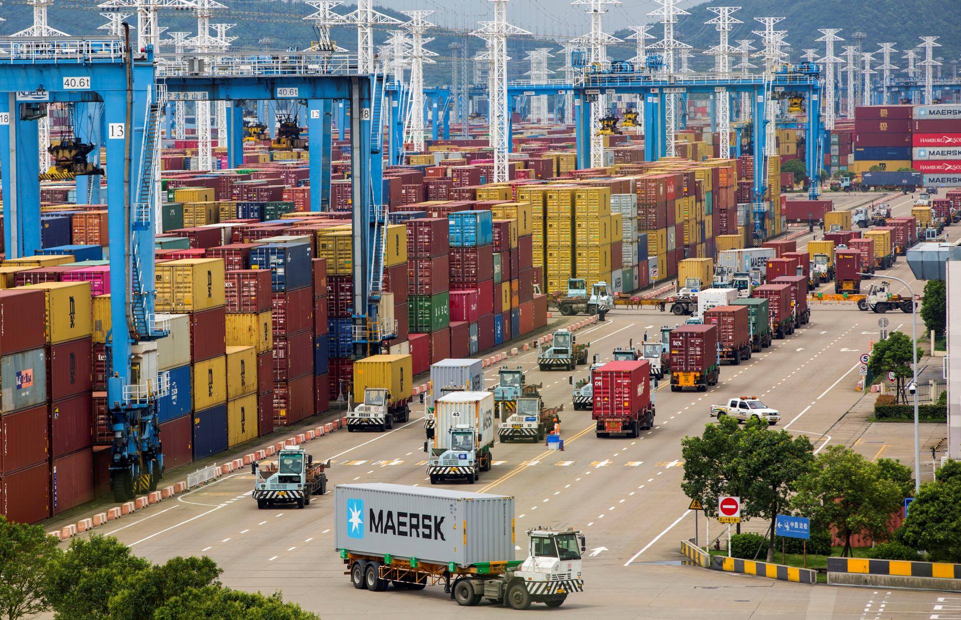 Export Číny v marci prudko klesol, nečakaný pokles zaznamenal aj dovoz