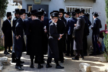 Ultraortodoxní židia stoja v rade na izraelskom odvodnom úrade, aby vybavili svoje výnimky z povinnej vojenskej služby na náborovej základni v Kiryat Ono. FOTO: Reuters