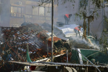 Príslušníci záchranných zložiek prehľadávajú trosky poškodenej budovy po leteckom útoku izraelskej armády v Damasku. FOTO: TASR/AP
