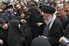 Iránsky najvyšší duchovný vodca ajatolláh Alí Chameneí sa zdraví s rodinami zabitých príslušníkov iránskych Revolučných gárd, ktorí zahynuli pri pondelkovom útoku Izraela na iránsky konzulát v sýrskej metropole Damask. FOTO: TASR/AP