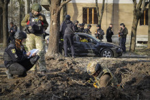 Vojenskí experti skúmajú miesto ruského bombového útoku. FOTO: TASR/AP