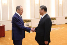 Čínsky prezident Si Ťin-pching sa stretol s ruským ministrom zahraničných vecí Sergejom Lavrovom. FOTO: Reuters