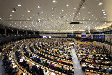 Členovia Európskeho parlamentu hlasujú počas plenárneho zasadnutia Európskeho parlamentu v Bruseli. FOTO: TASR/AP