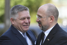 Predseda vlády SR Robert Fico (vľavo) a predseda vlády Ukrajiny Denys Šmyhaľ. FOTO: TASR/František Iván