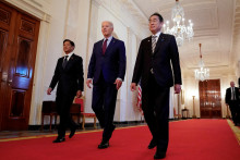 Americký prezident Joe Biden sprevádza filipínskeho prezidenta Ferdinanda Marcosa mladšieho a japonského premiéra Fumia Kishidu na ich trojstranný samit v Bielom dome. FOTO: Reuters