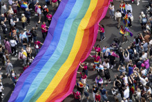 Ľudia držia dúhovú vlajku, keď sa zúčastňujú 45. Berlin Pride Parade na Christopher Street Day (CSD) v Berlíne. FOTO: TASR/AP