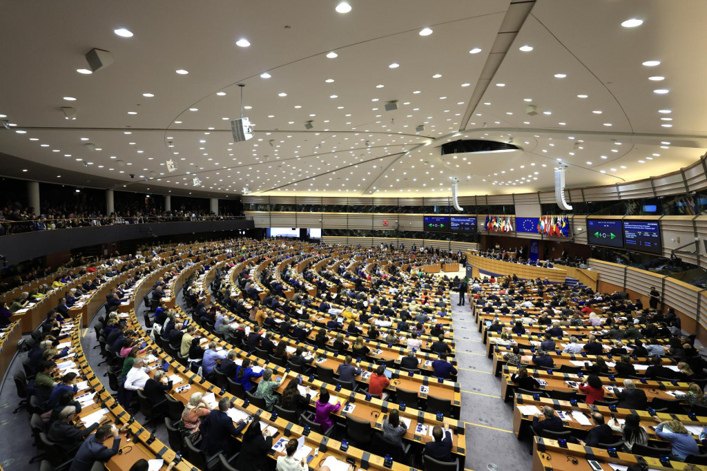 Členovia Európskeho parlamentu hlasujú počas plenárneho zasadnutia Európskeho parlamentu v Bruseli. FOTO: TASR/AP