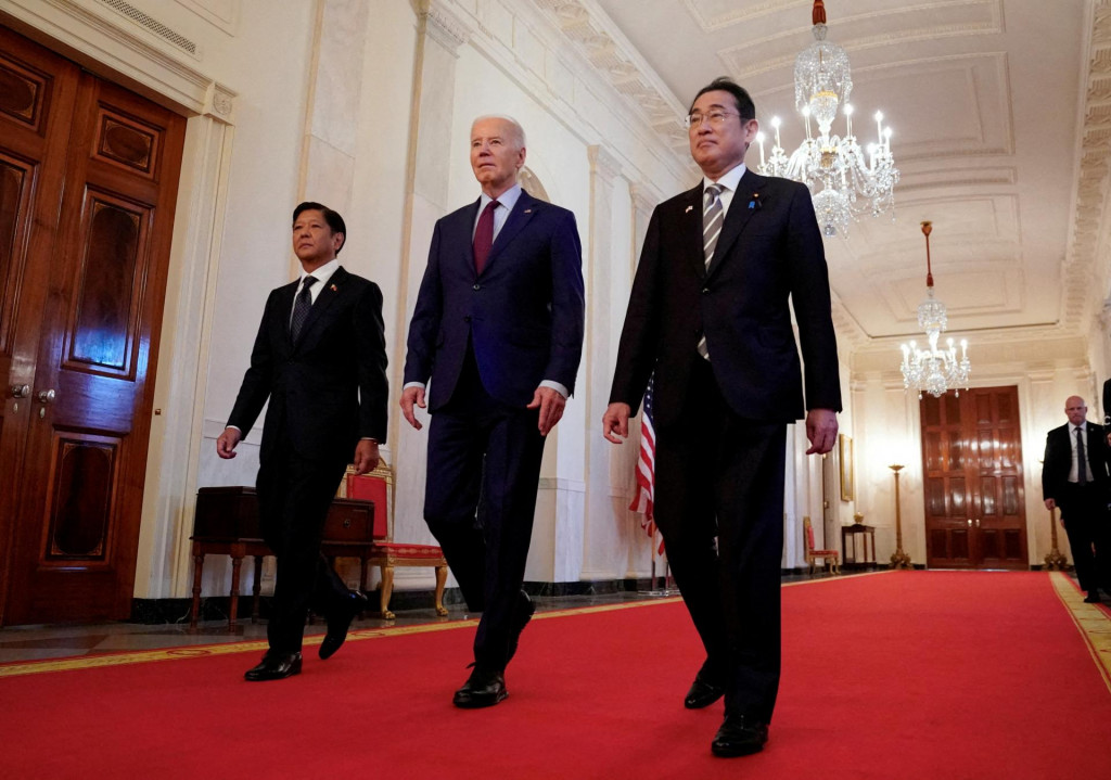 Americký prezident Joe Biden sprevádza filipínskeho prezidenta Ferdinanda Marcosa mladšieho a japonského premiéra Fumia Kishidu na ich trojstranný samit v Bielom dome. FOTO: Reuters