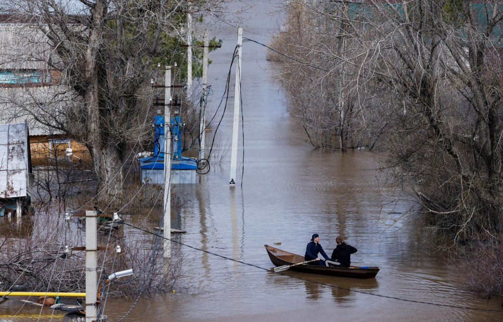 Zaplavená obytná štvrť v Orenburgu. FOTO: Reuters