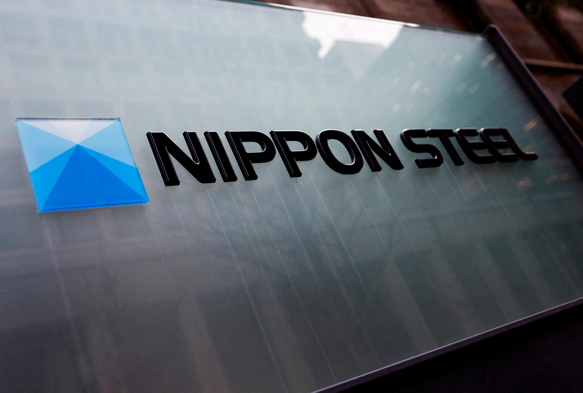 Akcionári U.S. Steel schválili prevzatie japonským koncernom Nippon Steel, politici v USA namietajú