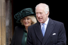 Britský kráľ Karol III. s kráľovnou Camillou. FOTO: TASR/AP