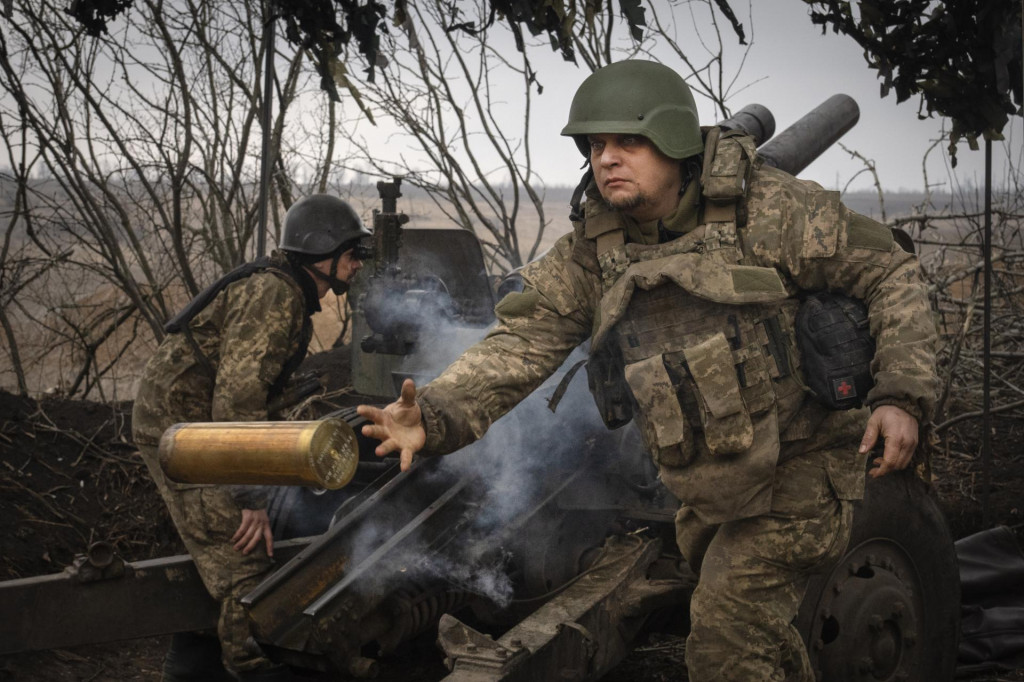 Ukrajinský vojak na frontovej línii pri meste Avdijivka v Doneckej oblasti. FOTO: TASR/AP

