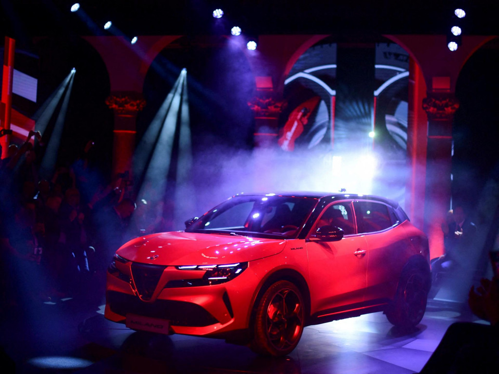 Prvý elektromobil značky Alfa Romeo, športové vozidlo Milano. FOTO: Reuters