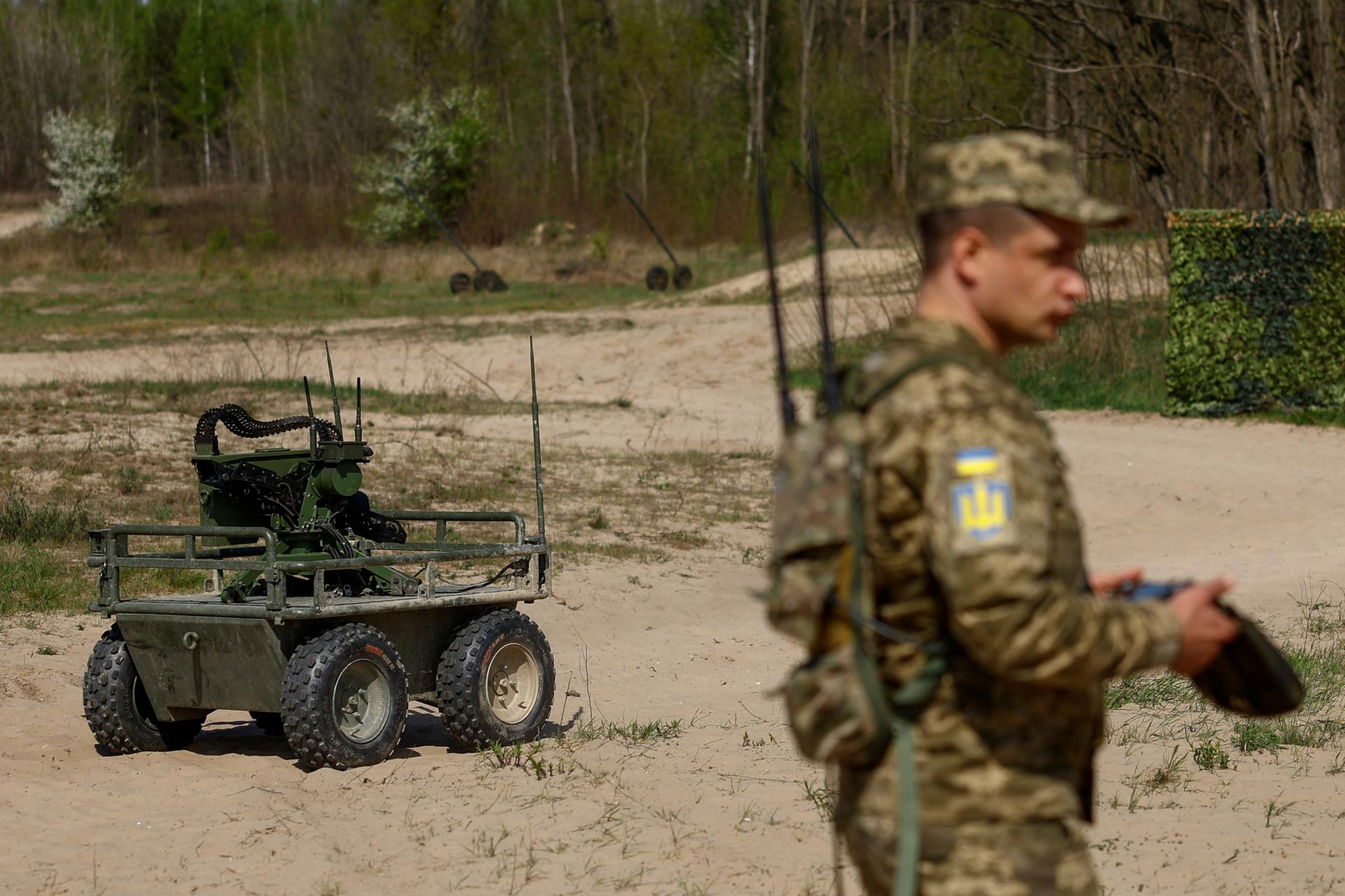 Drony na Ukrajine sťažujú vojakom bezpečný pohyb. Prenasledujú ich až do skrýš