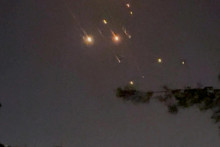 Objekty na oblohe nad Ammánom po tom, čo Irán vypustil drony smerom k Izraelu. FOTO: Reuters