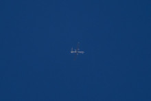 Bezpilotné lietadlo izraelského vojenského letectva letí nad Izraelom. FOTO: TASR/AP