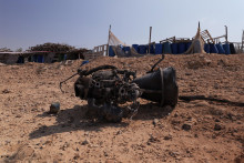 Pozostatky raketového zosilňovača, ktorý podľa izraelských úradov kriticky zranil 7-ročné dievča po tom, čo Irán vypustil drony a rakety na Izrael. FOTO: Reuters