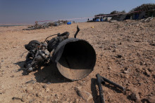 Pozostatky raketového zosilňovača, ktorý podľa izraelských úradov kriticky zranil 7-ročné dievča po tom, čo Irán vypustil drony a rakety na Izrael.  FOTO: Reuters