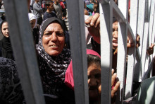 Palestínčania sa zhromažďujú, aby si kúpili chlieb z pekárne, ktorá sa vrátila do prevádzky po tom, čo bola niekoľko mesiacov odstavená z dôvodu nedostatku múky a energie. FOTO: Reuters
