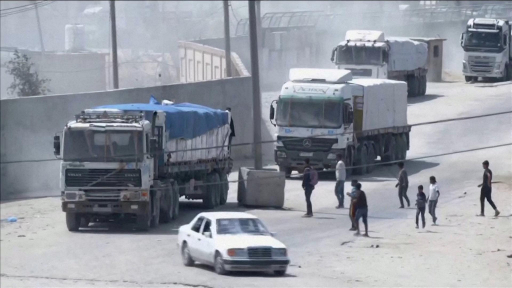 Konvoj nákladných vozidiel s pomocou ide do Gazy z prechodu Rafah. FOTO: Reuters