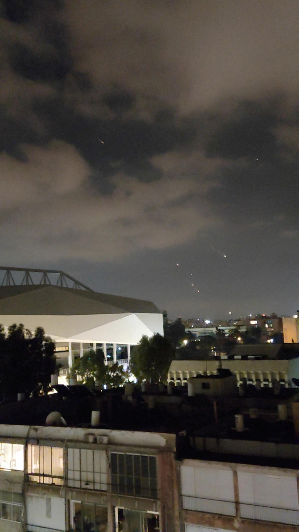 Objekty na oblohe nad Tel Avivom po tom, čo Irán vypustil drony a rakety na Izrael. FOTO: Reuters