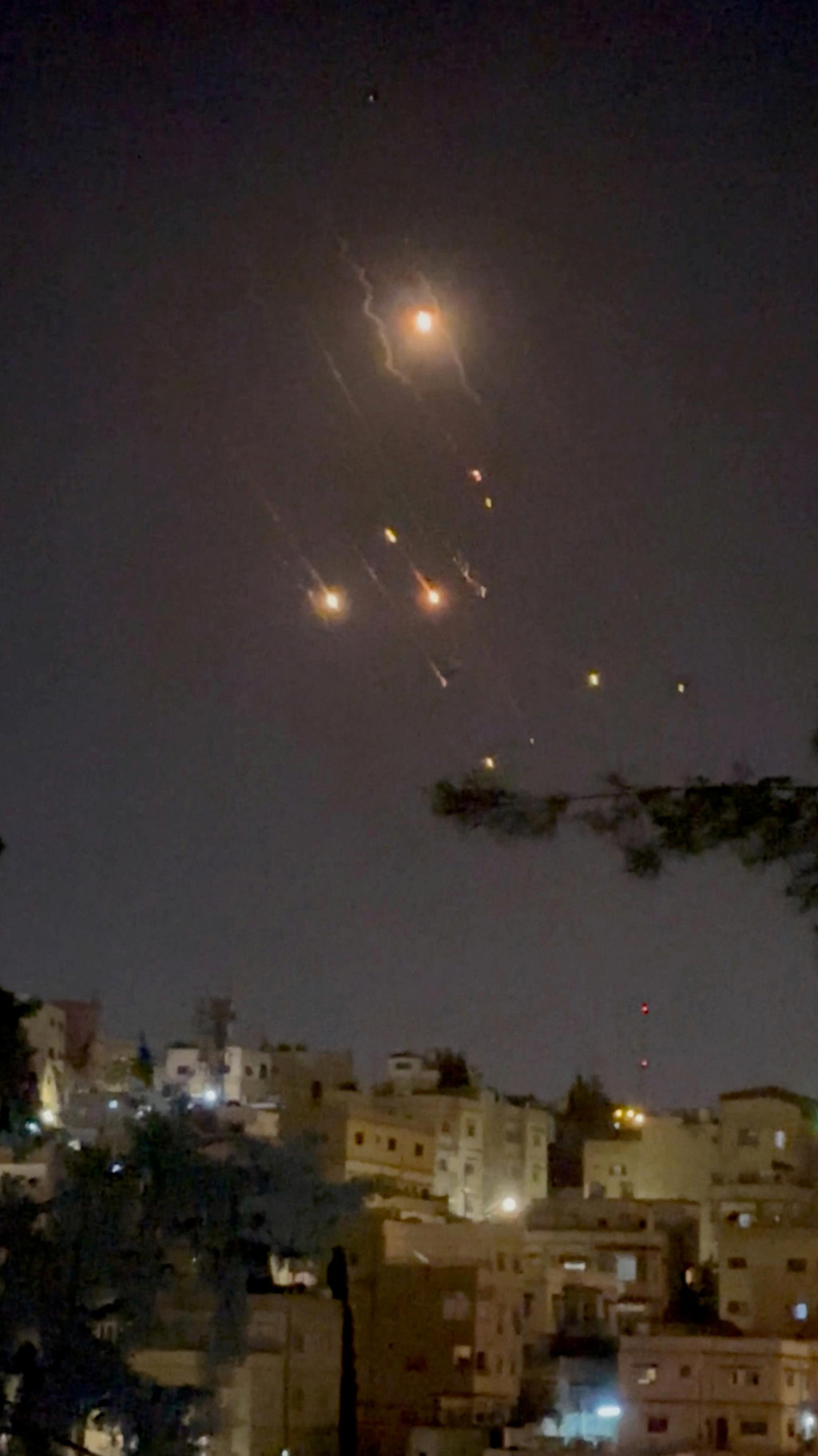 Objekty na oblohe nad Ammánom po tom, čo Irán vypustil drony smerom k Izraelu. FOTO: Reuters