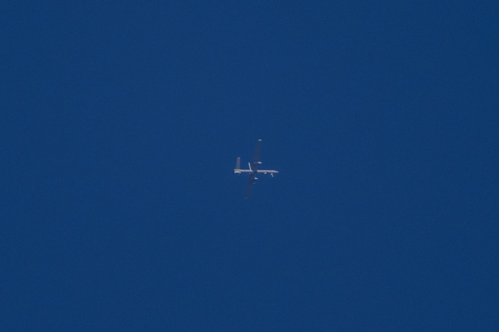 Bezpilotné lietadlo izraelského vojenského letectva letí nad Izraelom. FOTO: TASR/AP