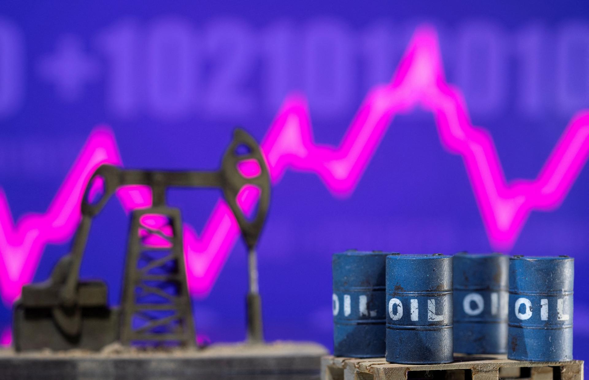 Ceny ropy v pondelok ráno mierne klesli, držia sa však nedávneho päťmesačného maxima