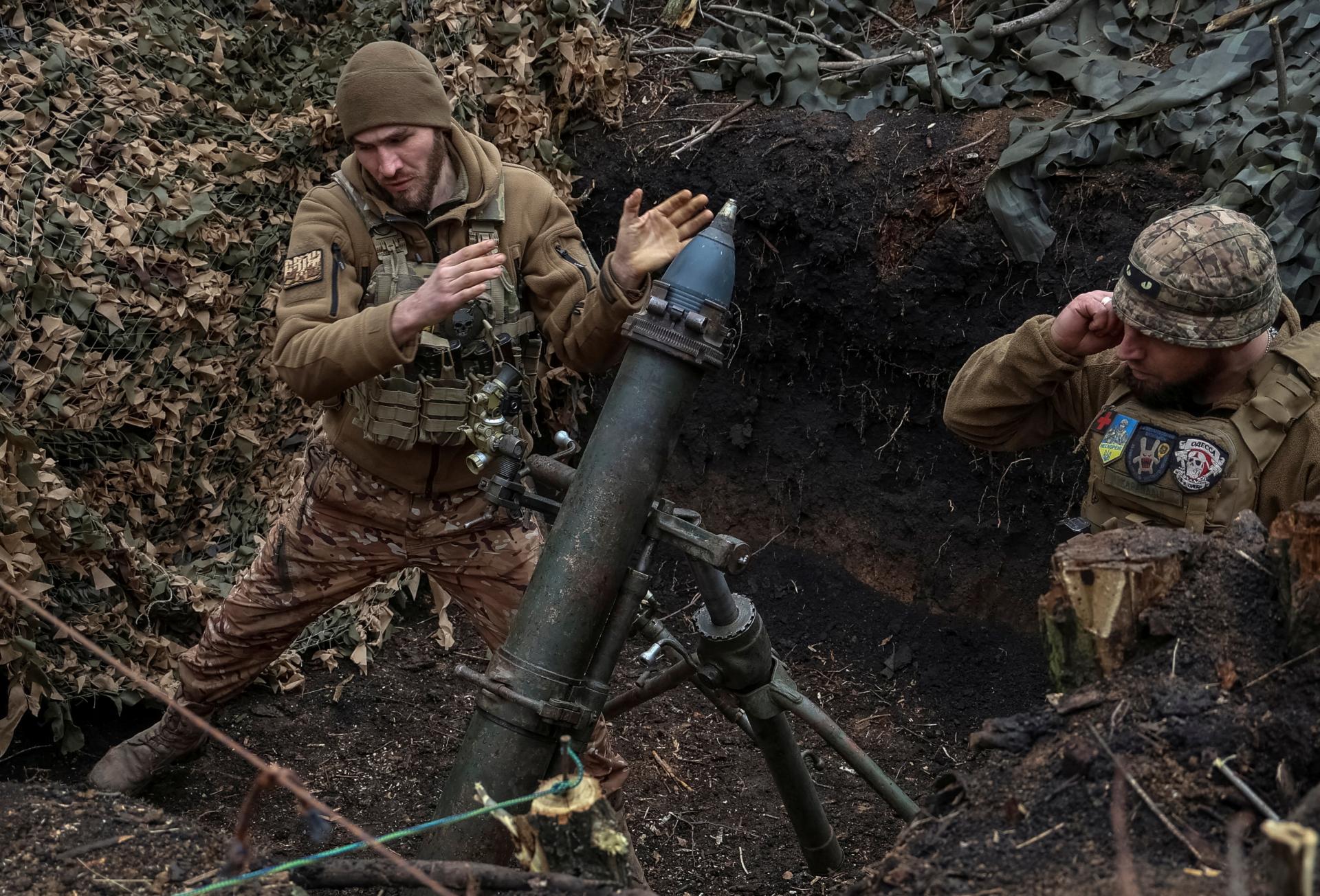 Rusko využije pri Časiv Jare ukrajinský nedostatok munície, tvrdia analytici
