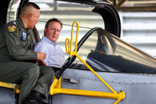 Britský minister zahraničných vecí David Cameron apeluje na Izrael, aby nesiahol k odvete za iránsky útok. FOTO: Reuters
